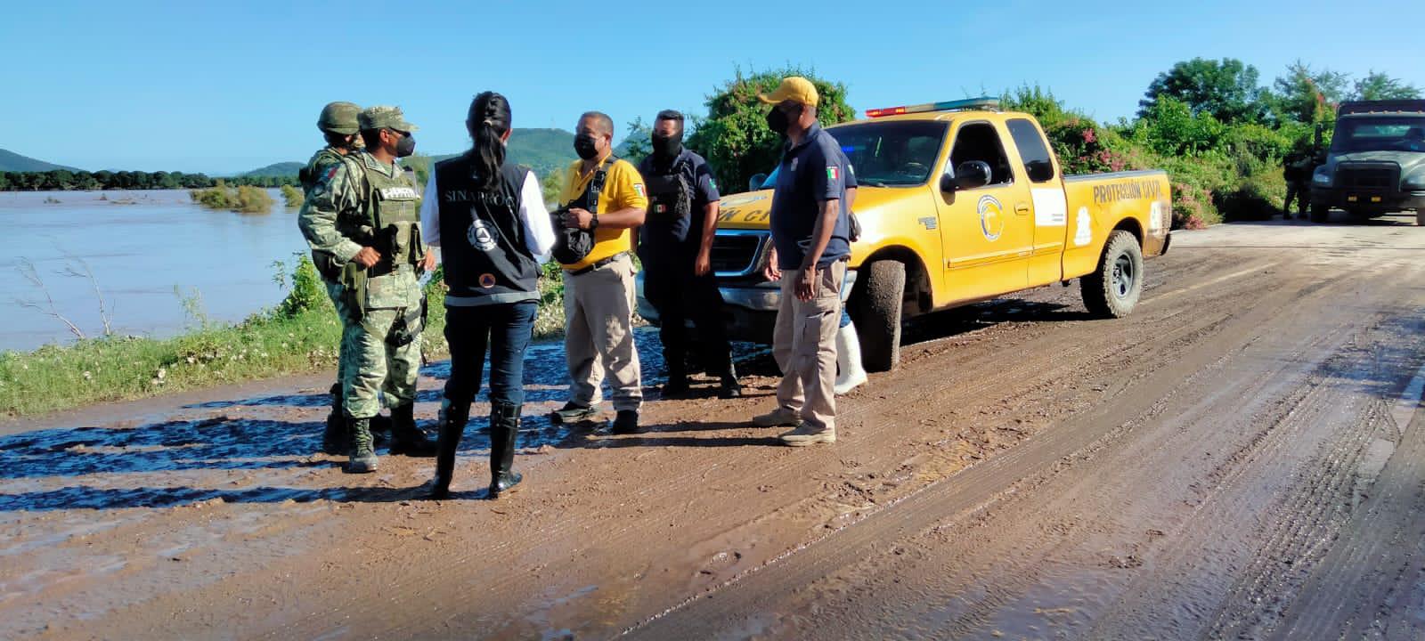 $!Limpian sus casas afectados por desbordamiento del Río Baluarte; intentan recuperar parte de sus pertenencias y animales