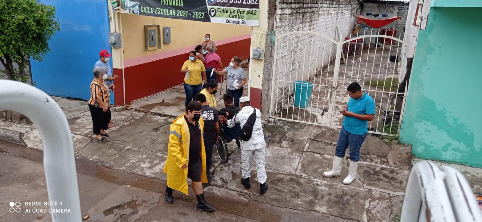 $!Limpian sus casas afectados por desbordamiento del Río Baluarte; intentan recuperar parte de sus pertenencias y animales