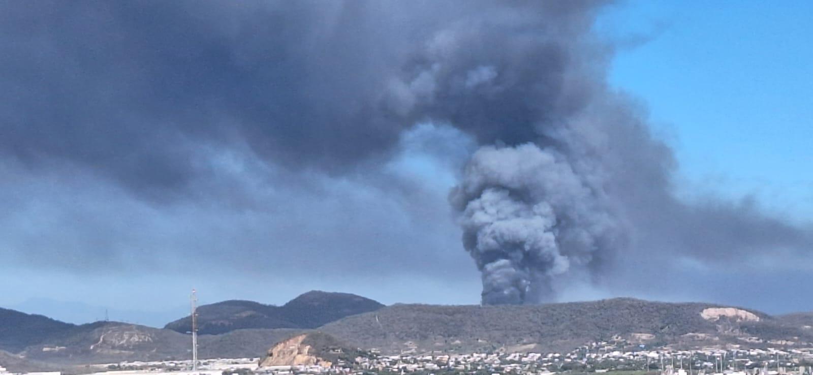 $!Se incendian llantas y desechos en el basurón de Mazatlán