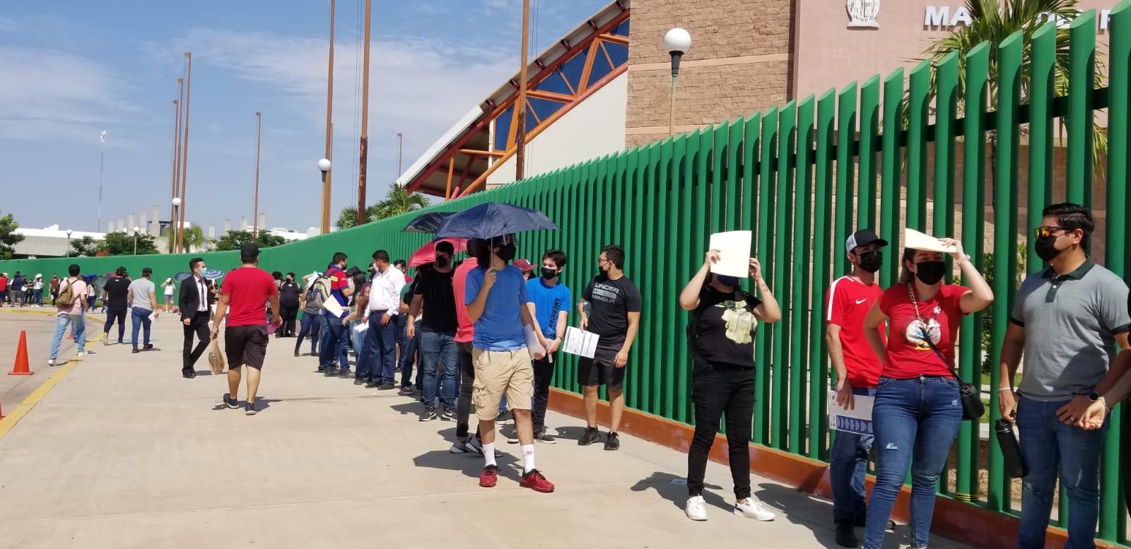 $!En el primer día de vacunación, cientos de jóvenes van por su primera dosis en Culiacán
