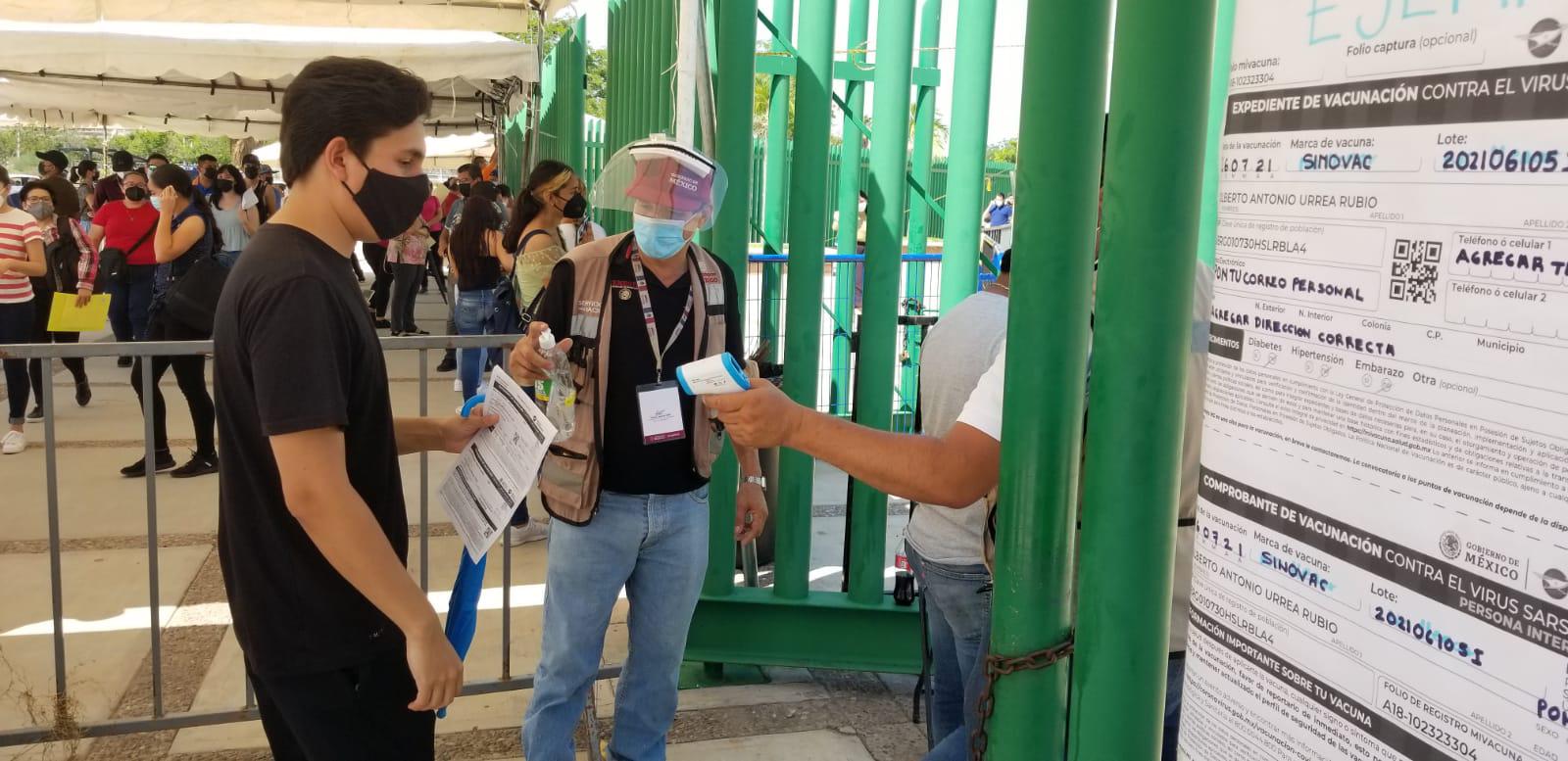 $!En el primer día de vacunación, cientos de jóvenes van por su primera dosis en Culiacán