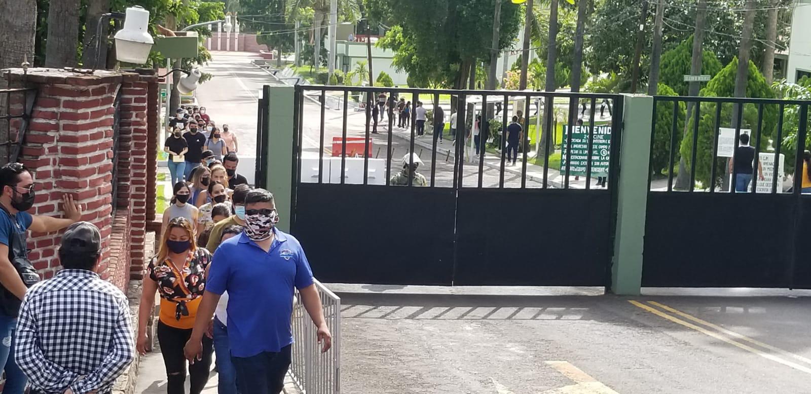 $!En el primer día de vacunación, cientos de jóvenes van por su primera dosis en Culiacán