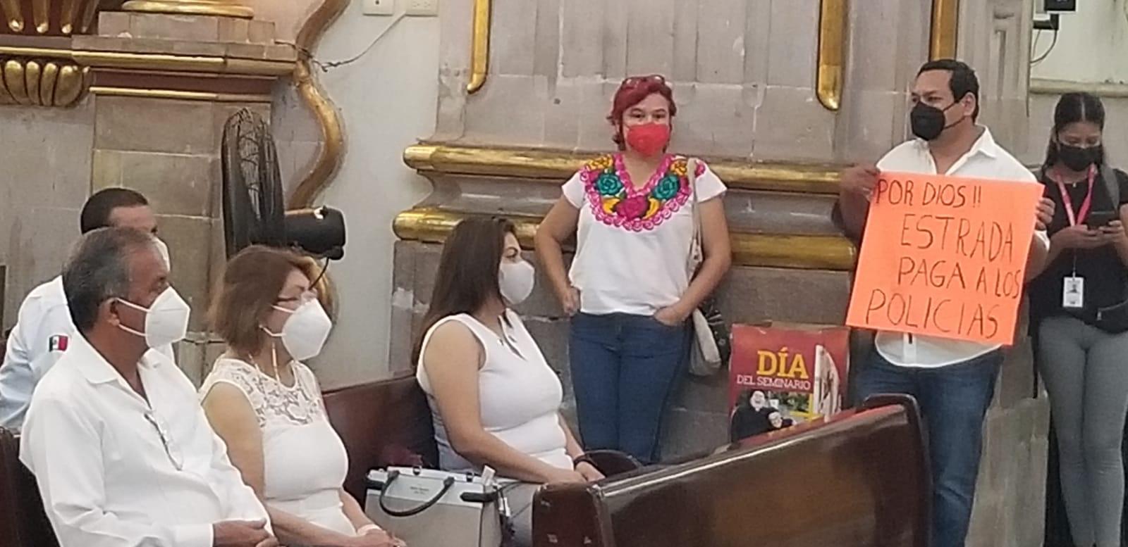 $!El Alcalde Jesús Estrada Ferreiro y su esposa Guadalupe López de Estrada, durante la misa.