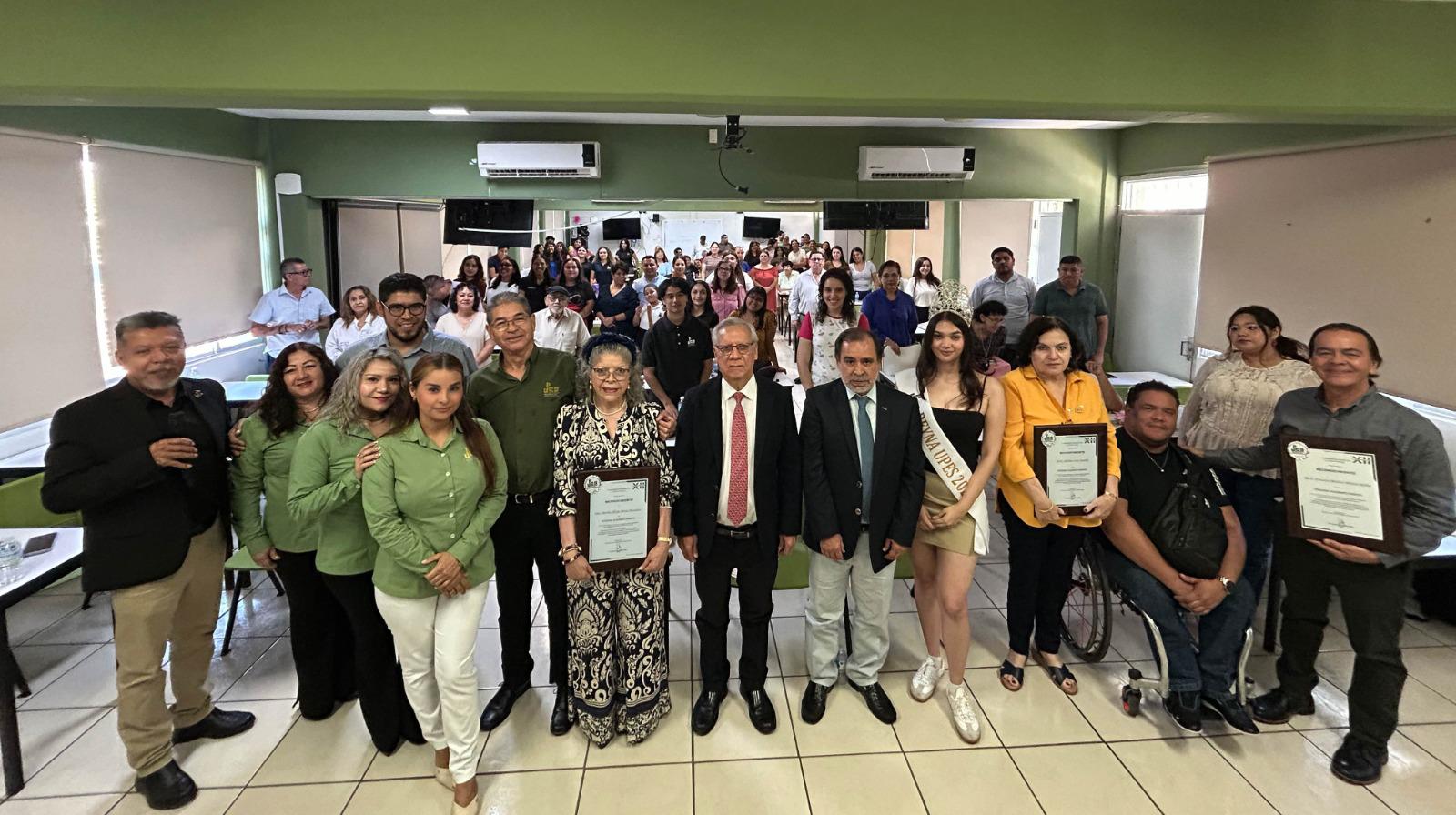 $!Al terminar la ceremonia, los asistentes se tomaron la fotografía del recuerdo.