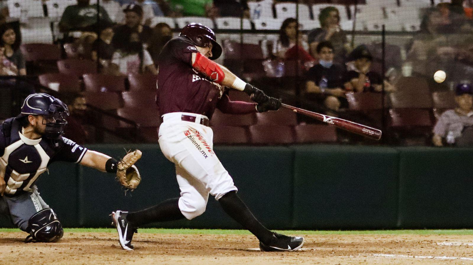 $!Tomateros de Culiacán saca la escoba ante Algodoneros de Guasave
