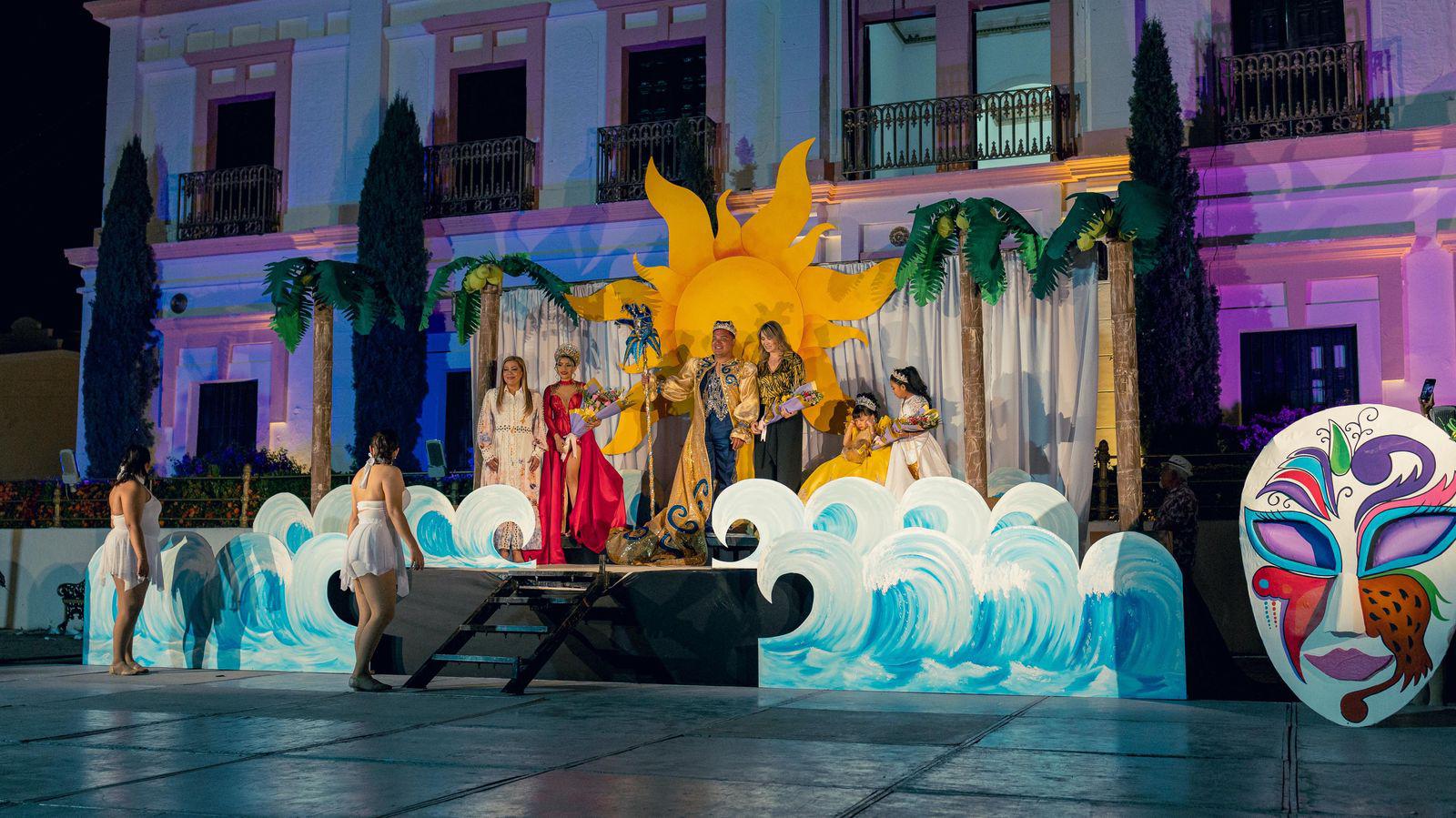 $!Coronan a Jasive I, Alejandra I y Manuel I, como reyes del Carnaval de Rosario 2025
