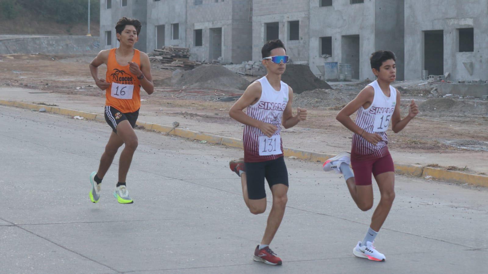 $!Sustaita y Hernández dominan carrera en Santa Teresa