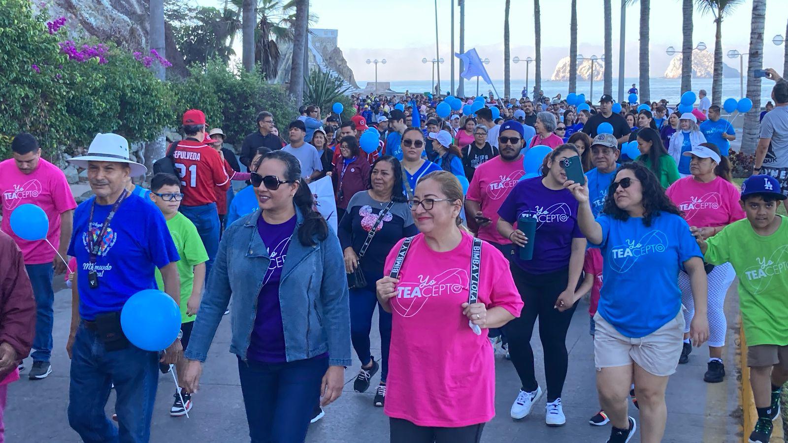 $!Participan más de 500 personas en la Caminata ‘Paso a Paso por el Autismo’ en Mazatlán