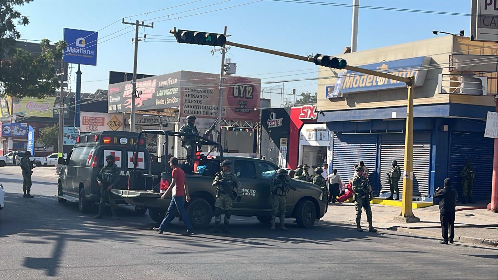 $!Choca ambulancia del Ejército contra vehículo particular en la colonia Margarita, en Culiacán