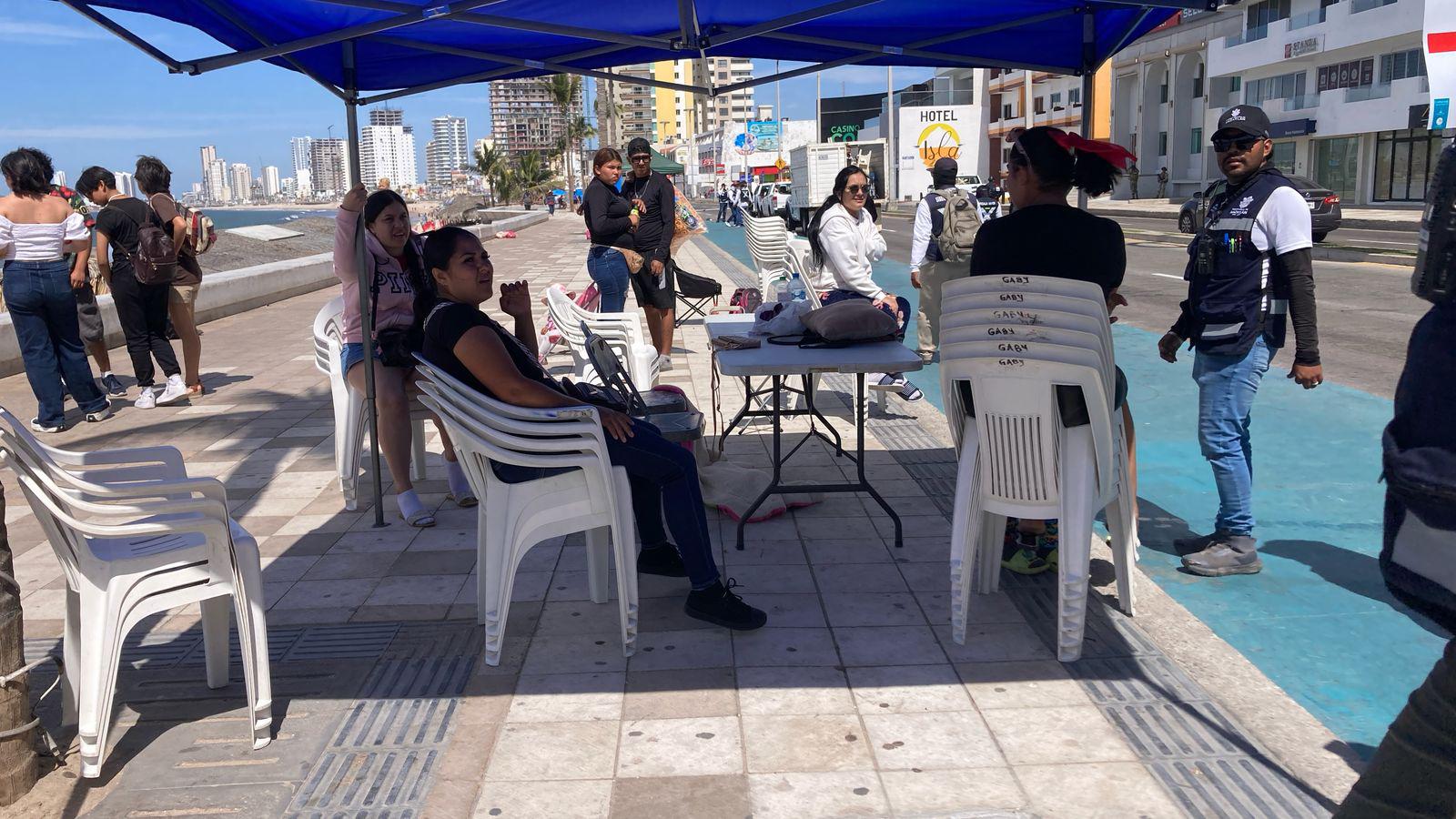 $!Retiene Oficialía Mayor decenas de sillas que estaban en renta para segundo desfile del Carnaval