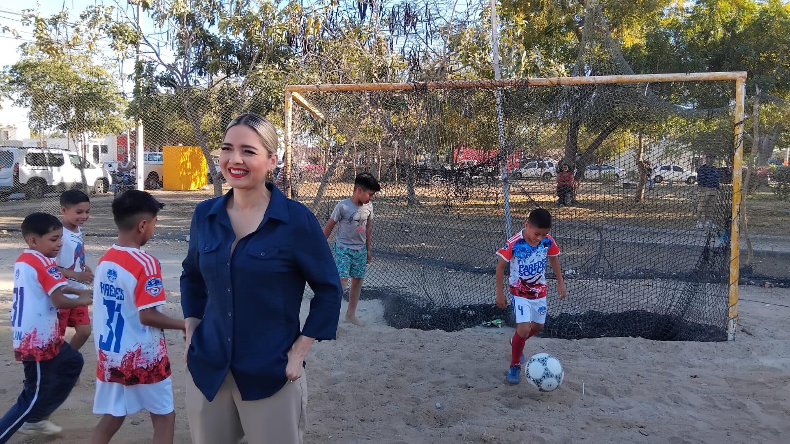 $!Dan banderazo a la rehabilitación de cancha de futbol rápido en Santa Fe, en Mazatlán