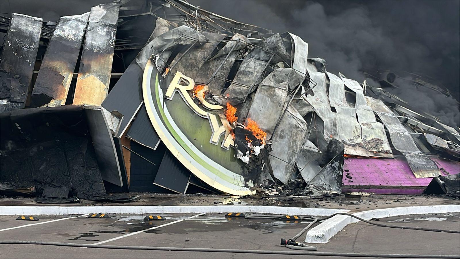 $!Cortocircuito ocasiona incendio en negocios de plaza comercial de Culiacán