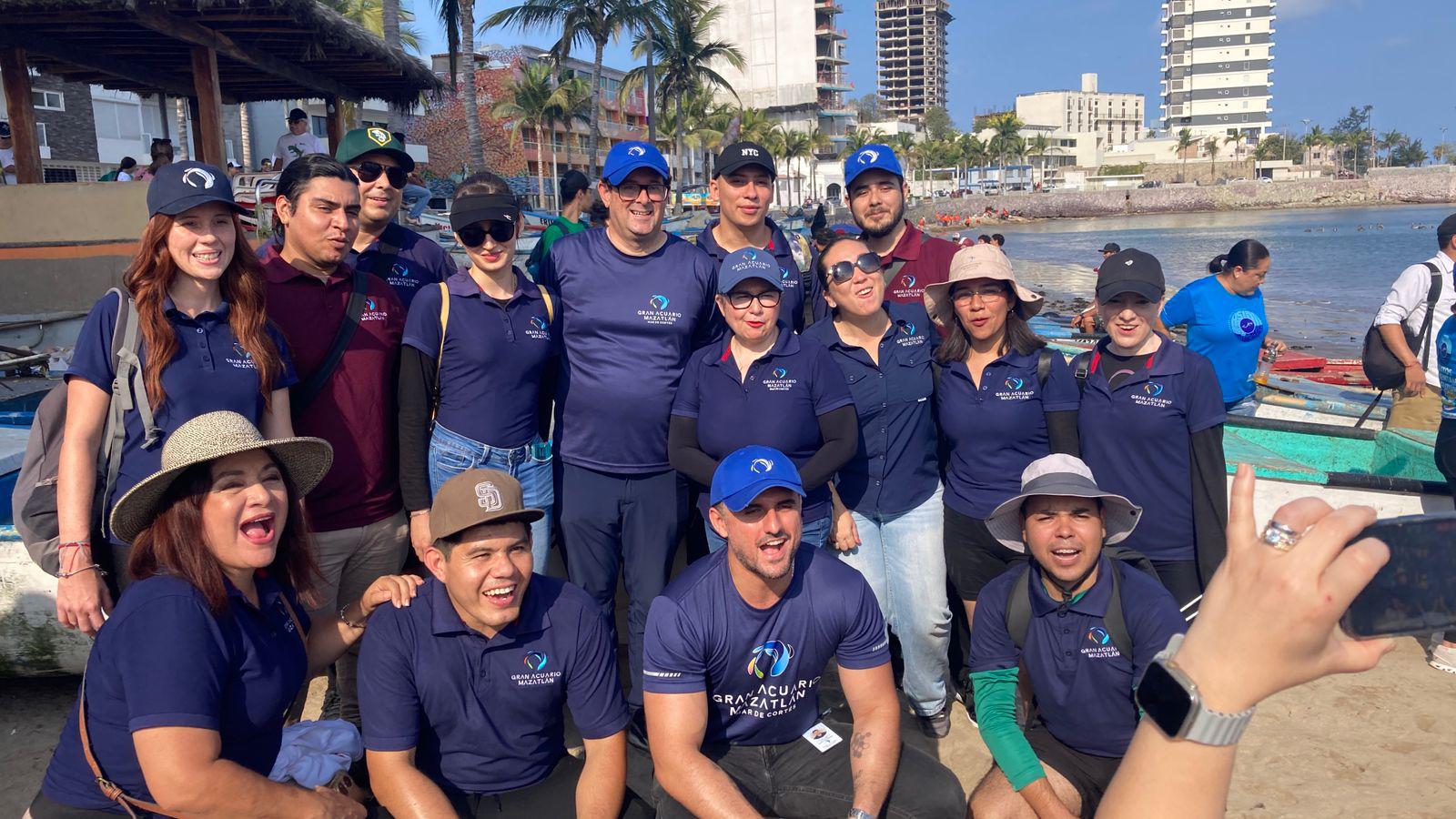 $!El equipo del Gran Acuario Mazatlán estuvo muy activo esa mañana.