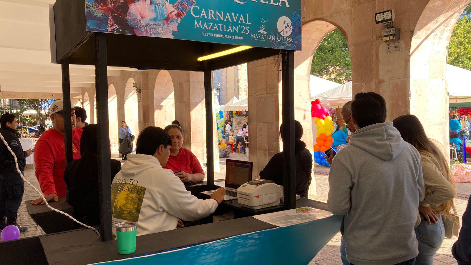 $!Mazatlecos continúan con la compra de boletos para el Carnaval y ya agotan algunas zonas