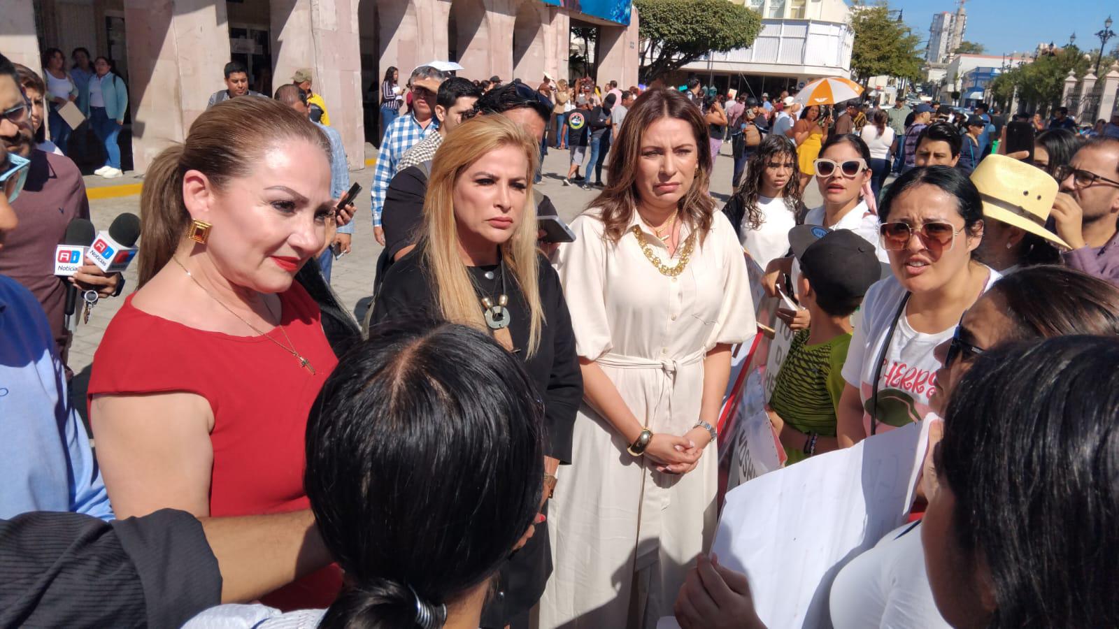 $!Protestan frente al Palacio Municipal de Mazatlán para pedir la localización de Yoshimi Dalaif y su esposo
