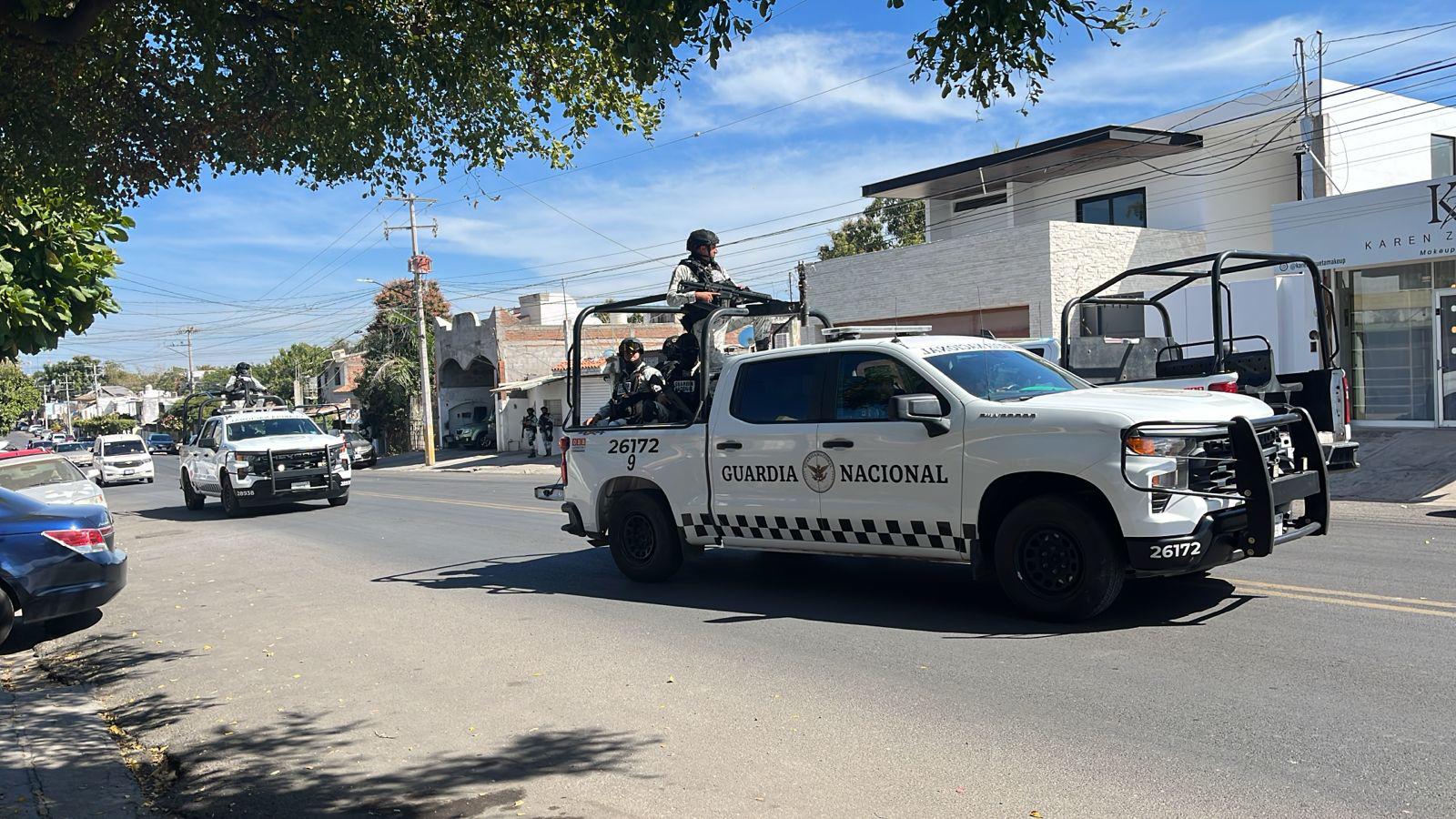 $!Elementos de la Guardia Nacional resguardan un domicilio en la colonia Miguel Hidalgo, en Culiacán