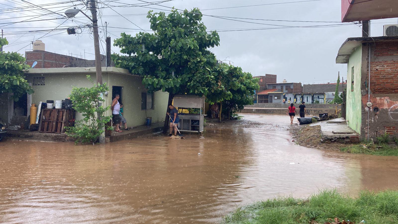 $!Se desborda el arroyo Jabalines en Mazatlán