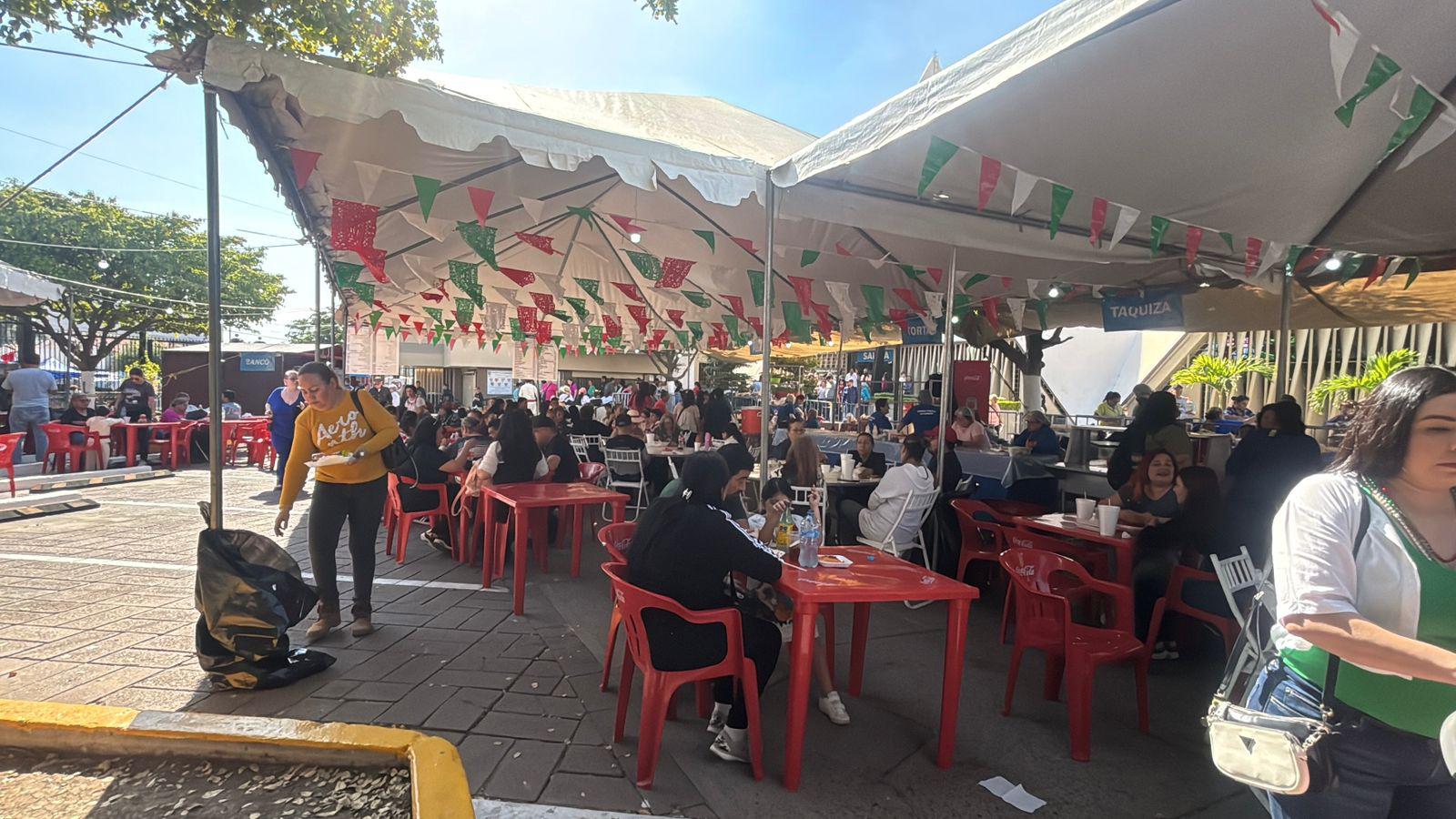 $!Feligreses acuden en familia a ver a la Virgen de Guadalupe en Culiacán