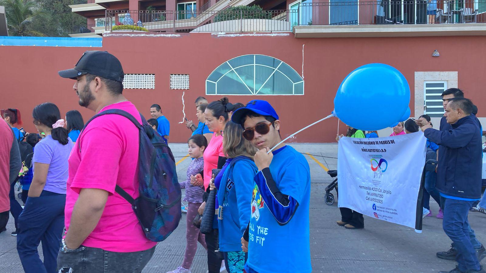 $!Participan más de 500 personas en la Caminata ‘Paso a Paso por el Autismo’ en Mazatlán