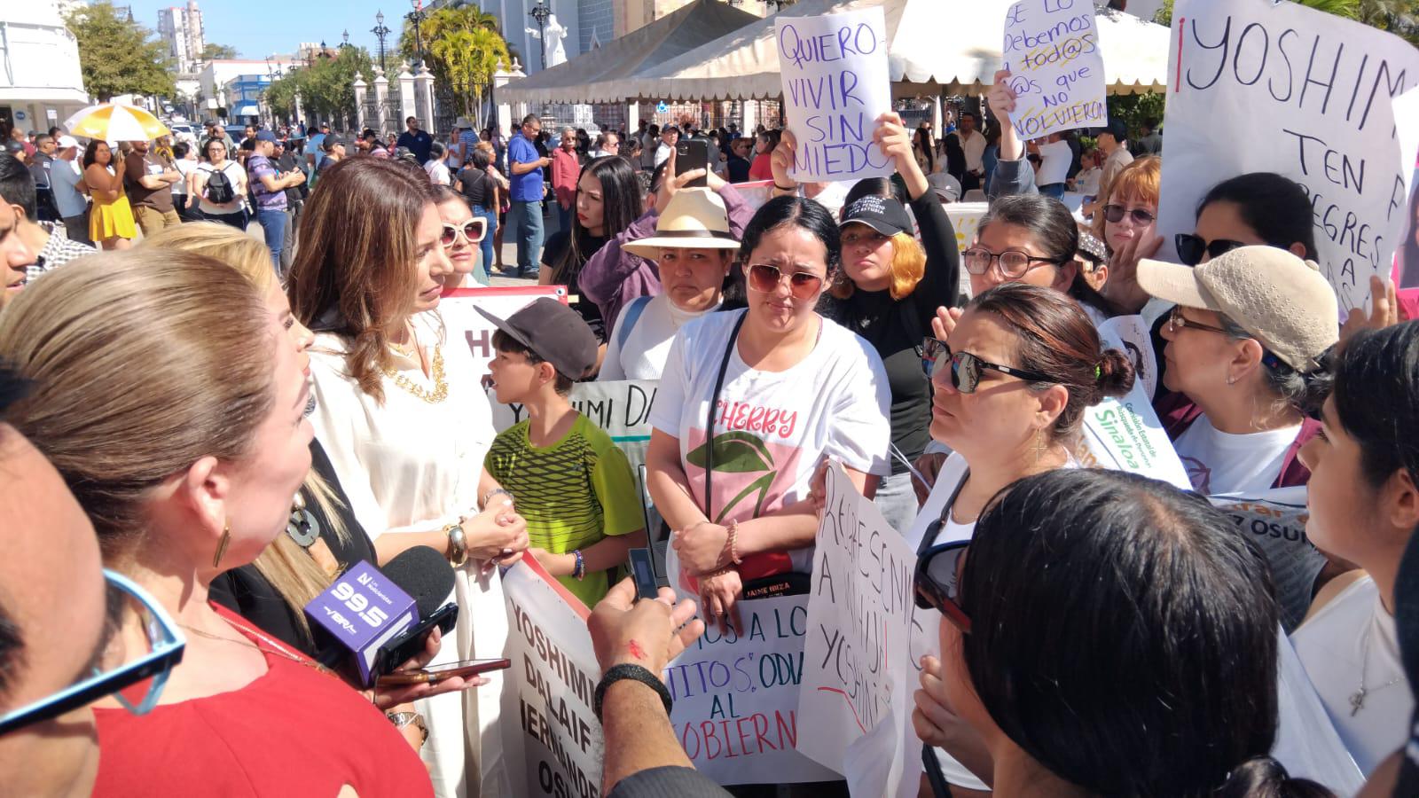 $!Protestan frente al Palacio Municipal de Mazatlán para pedir la localización de Yoshimi Dalaif y su esposo