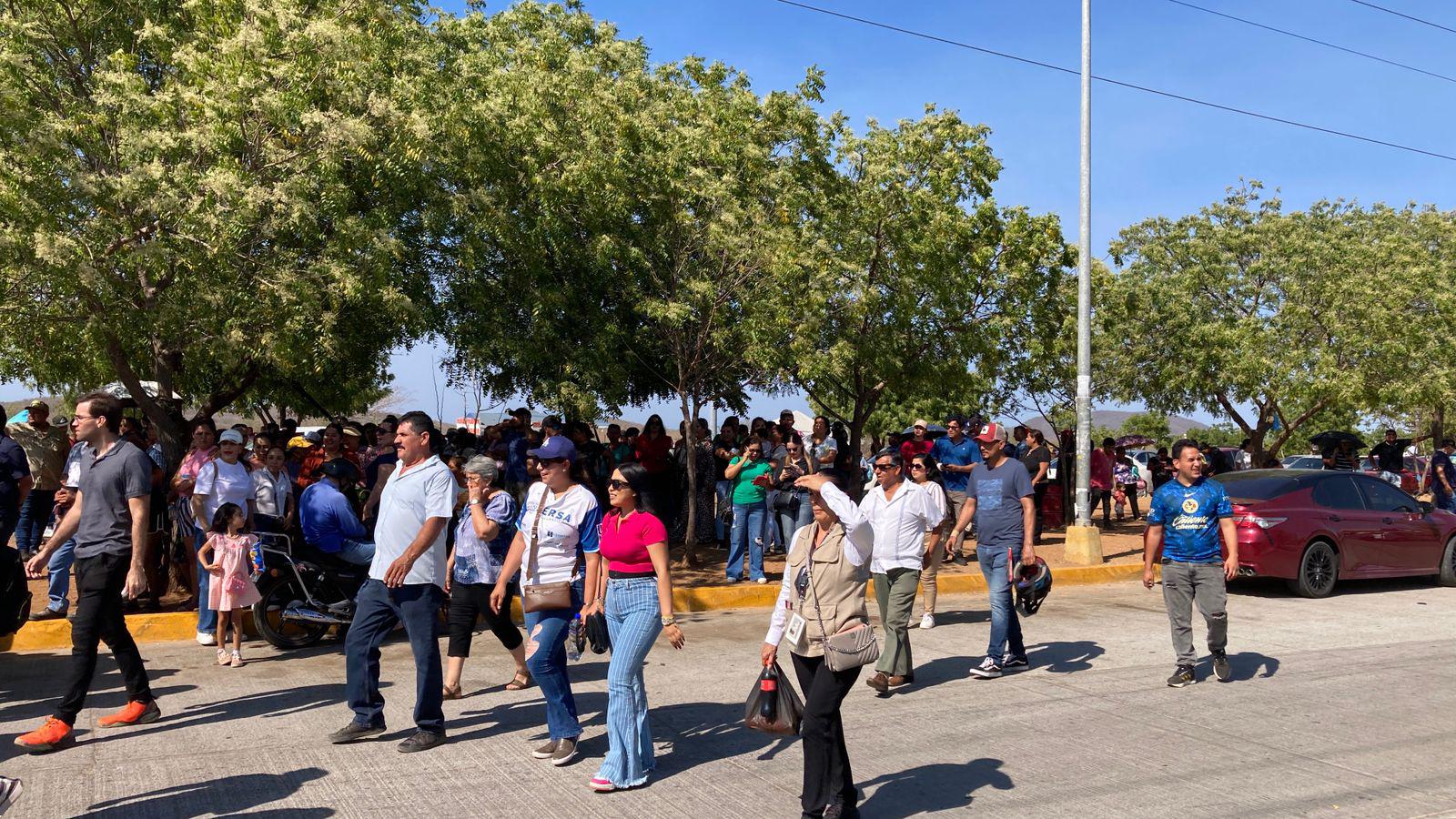 $!Visita presidencial en Mazatlán deja ‘selfies’, aplausos... y desilusión