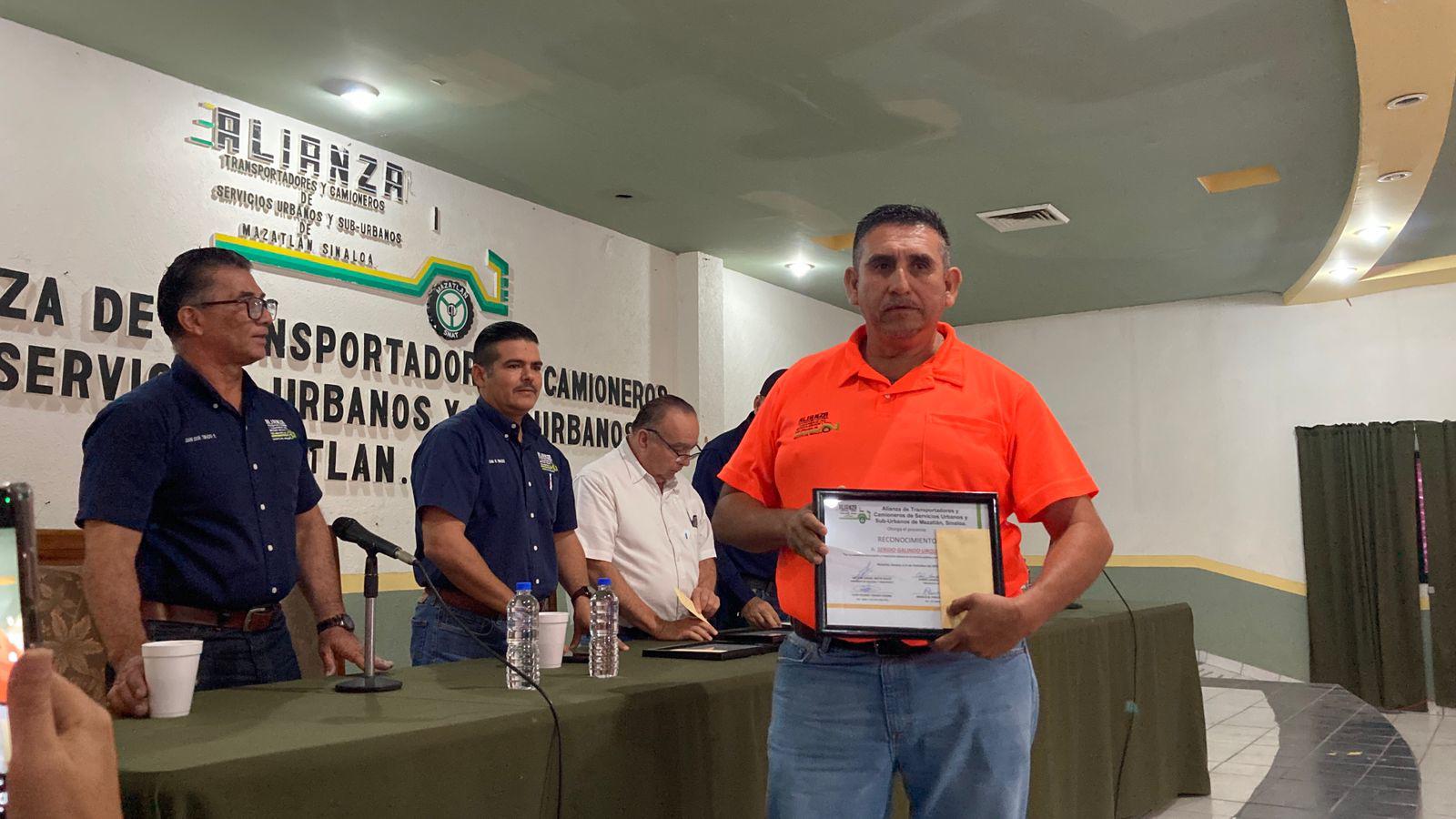 $!Reconoce Alianza de Camiones de Mazatlán a conductores ejemplares