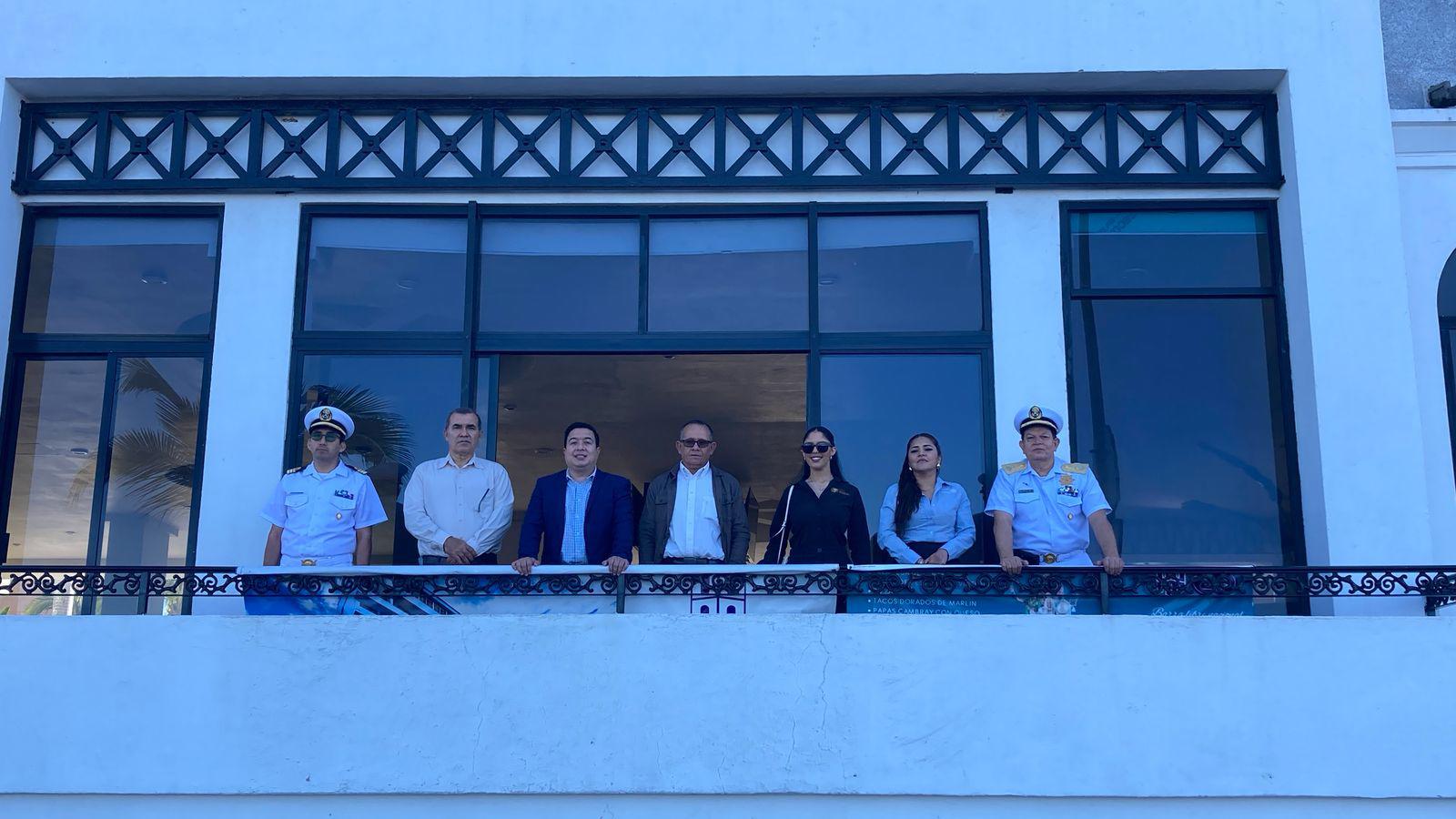 $!Desfilan 90 escoltas de educación básica de Mazatlán en conmemoración del Día de la Bandera
