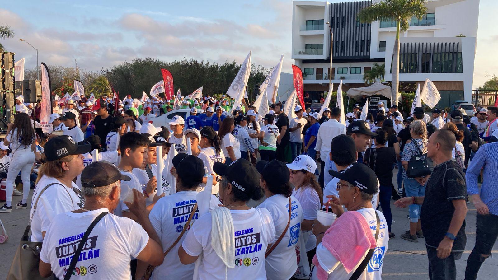 $!Simpatizantes arman ‘fiesta’ previo a debate de candidatos a la Alcaldía de Mazatlán