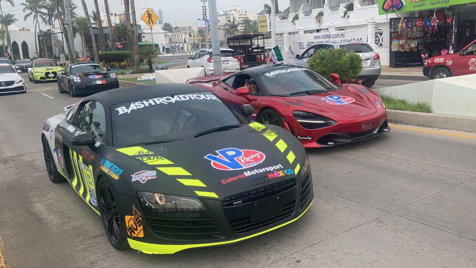 $!Autos de lujo como Lamborghini, Ferrari, Porsche, McLaren y otros recorren Mazatlán