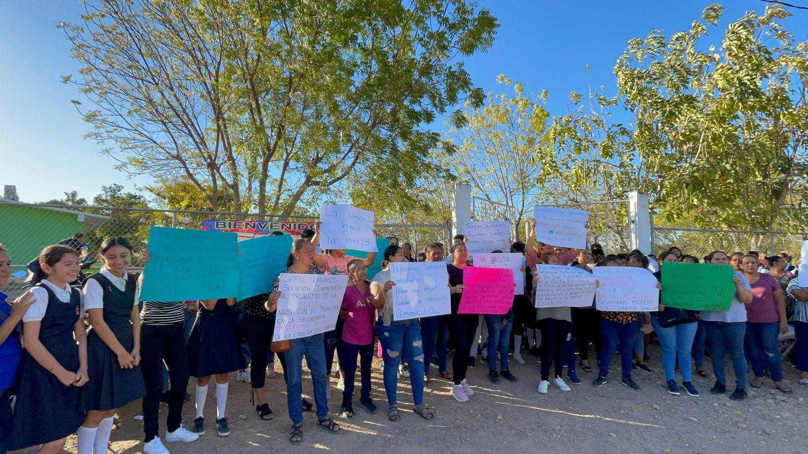 $!Por falta de luz, se manifiestan padres y alumnos de secundaria en La Concha, Escuinapa