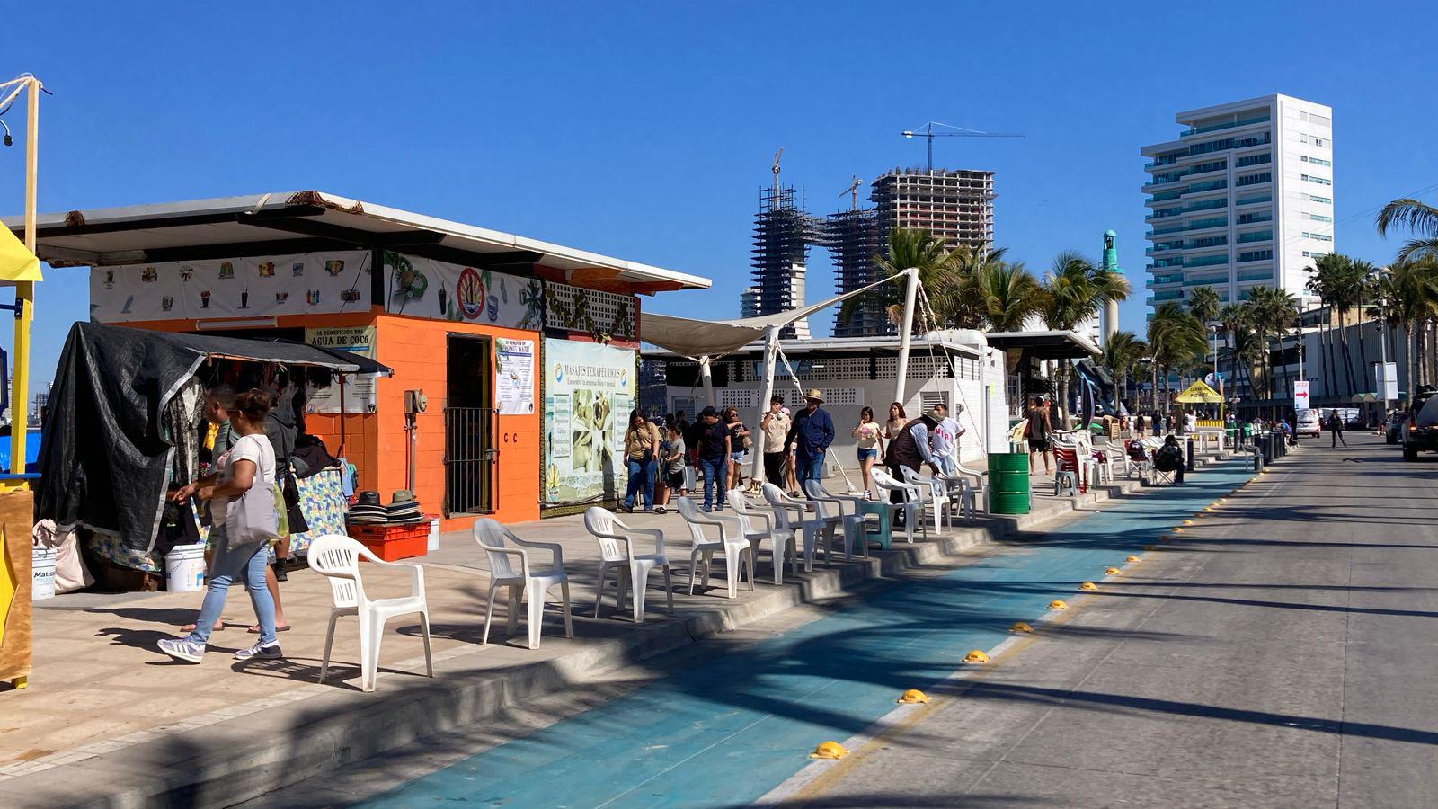 $!Cierran el malecón y colocan cientos de sillas para presenciar el primer desfile del Carnaval de Mazatlán
