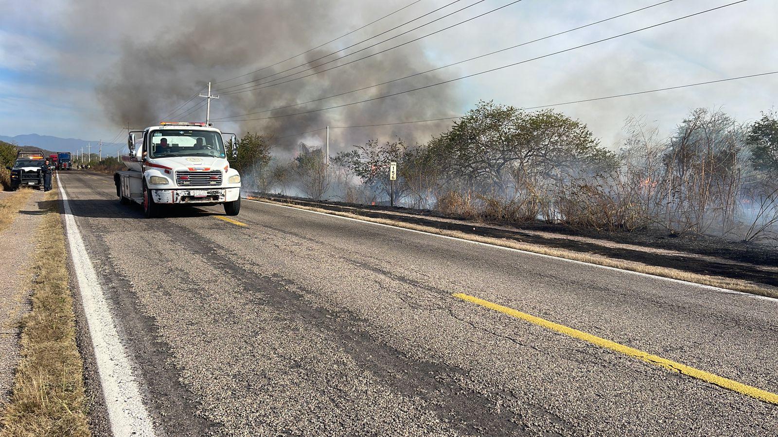 $!Autobús arde en llamas en carretera México 15, en Palmillas, Escuinapa