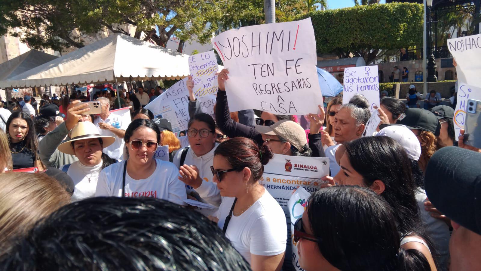 $!Protestan frente al Palacio Municipal de Mazatlán para pedir la localización de Yoshimi Dalaif y su esposo