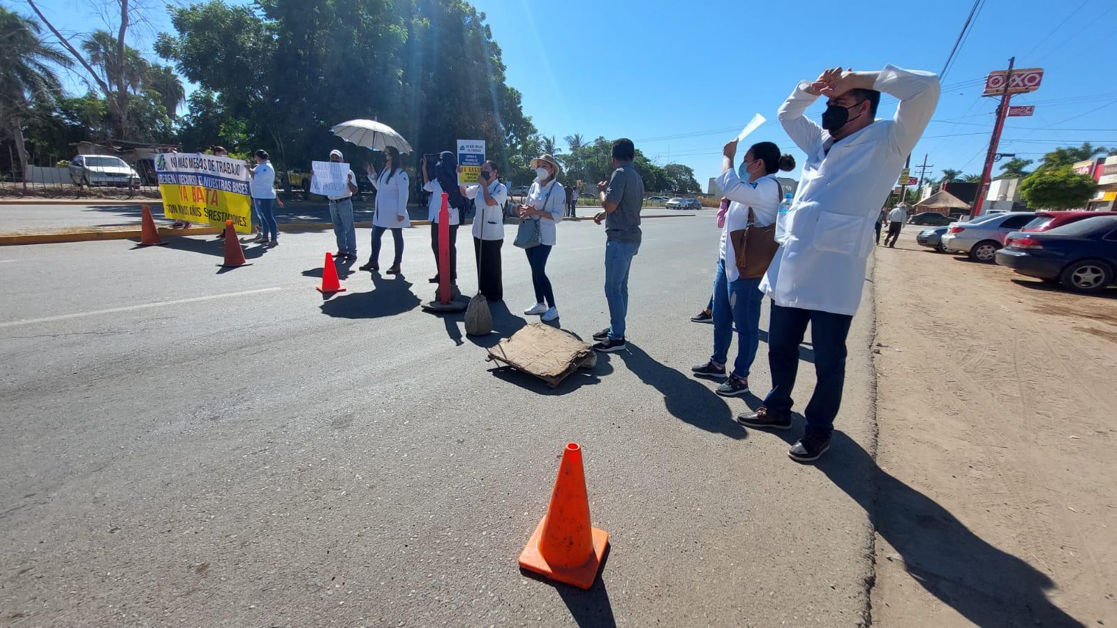 $!Endurecen protestas trabajadores de la salud en Guasave; bloquean salida a Las Glorias