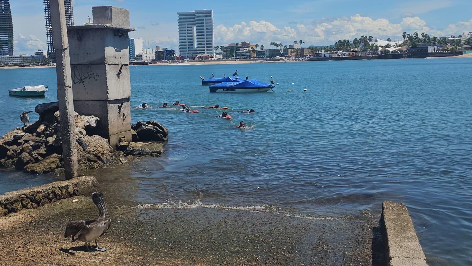 $!Rescatan a cuatro personas tras ser jaladas más de 200 metros mar adentro, frente a Playa Norte en Mazatlán