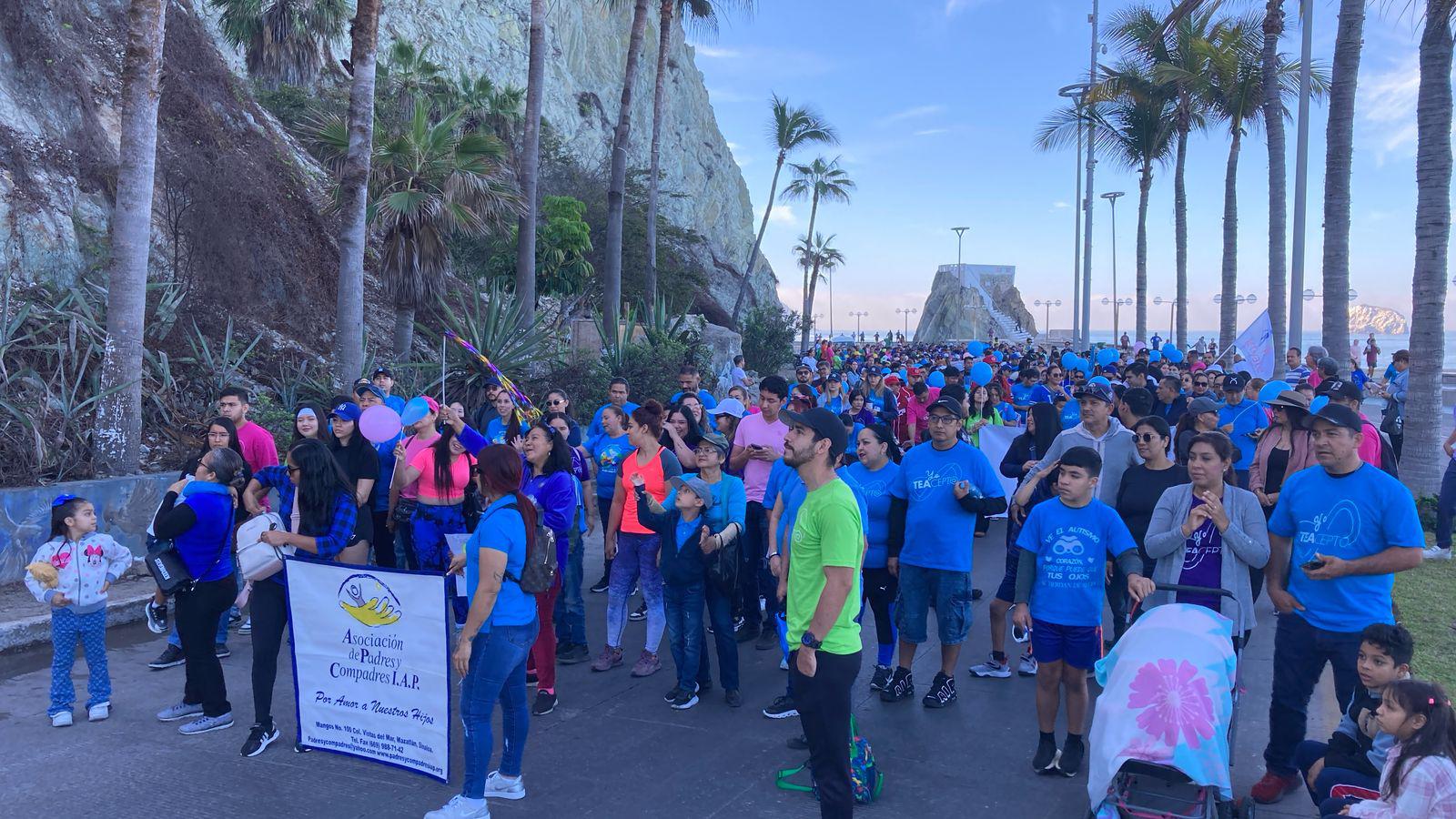 $!Participan más de 500 personas en la Caminata ‘Paso a Paso por el Autismo’ en Mazatlán