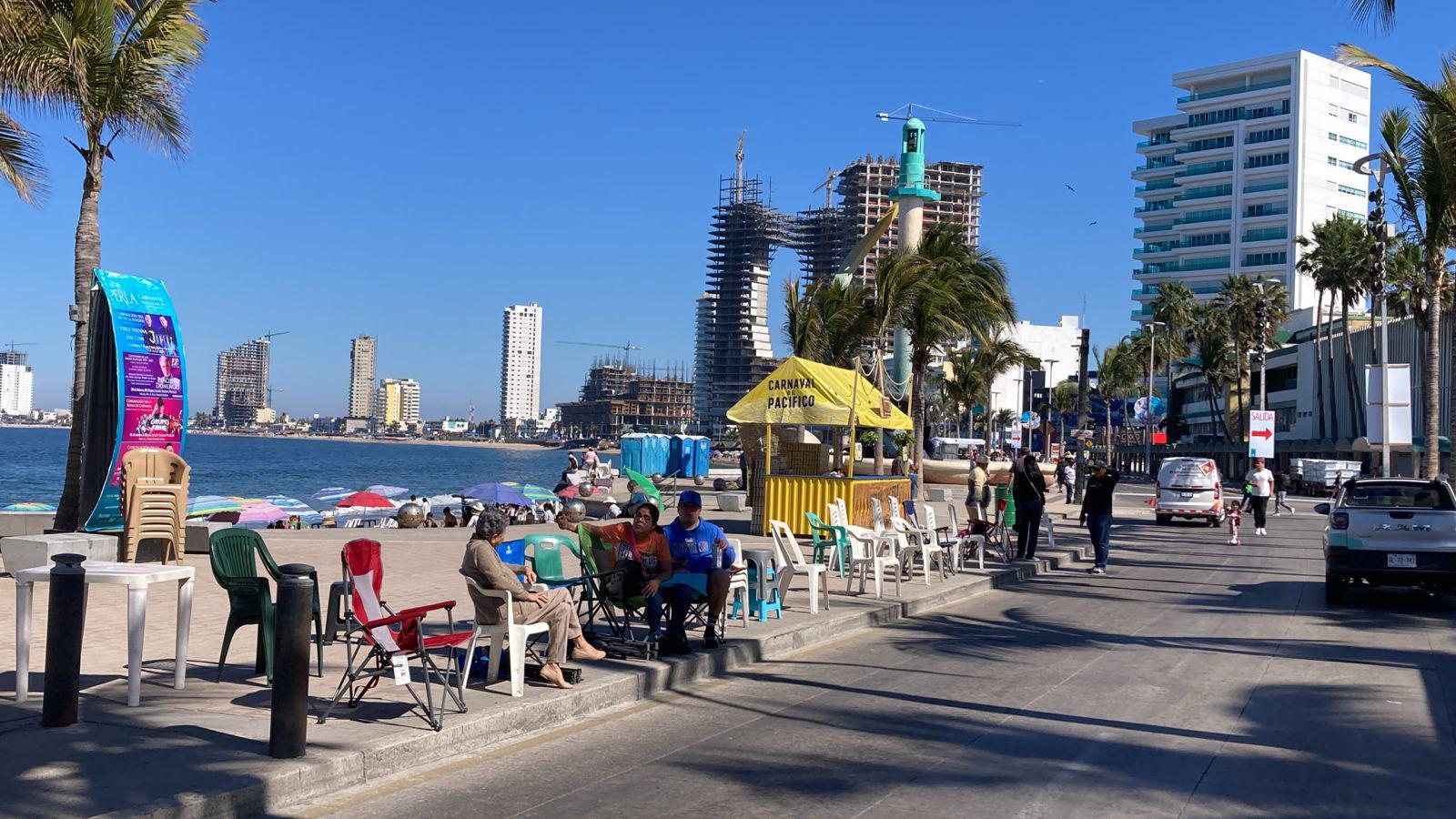$!Cierran el malecón y colocan cientos de sillas para presenciar el primer desfile del Carnaval de Mazatlán