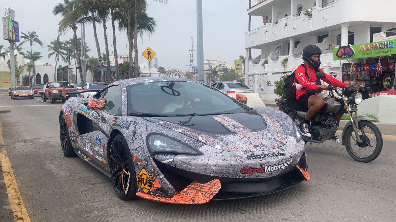 $!Autos de lujo como Lamborghini, Ferrari, Porsche, McLaren y otros recorren Mazatlán