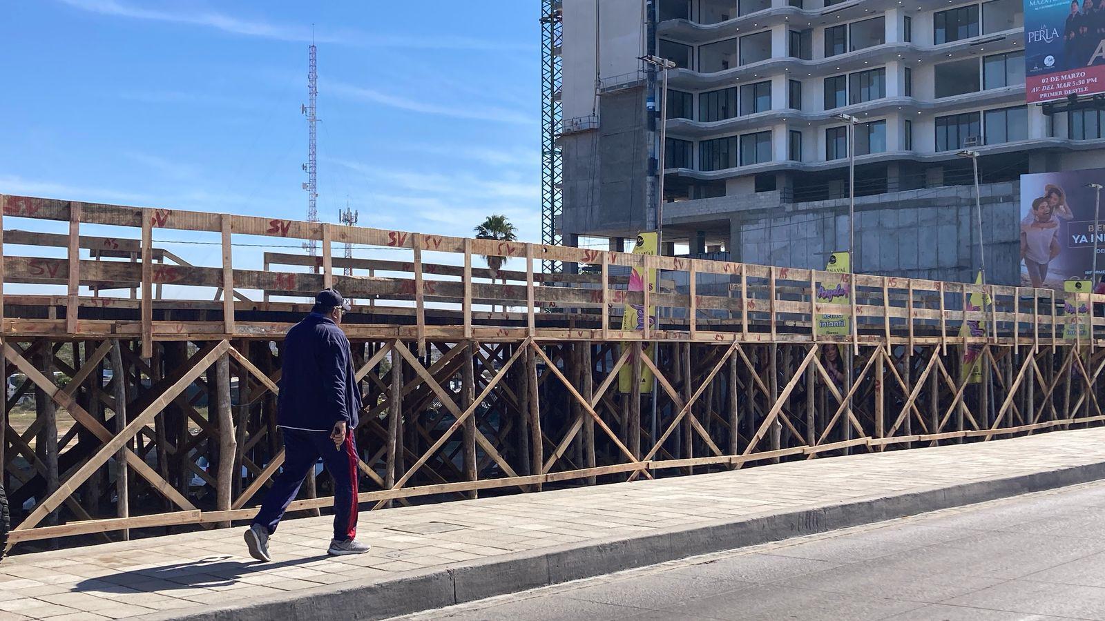 $!Avanzan preparativos del Carnaval de Mazatlán; colocan templetes y baños en zona turística