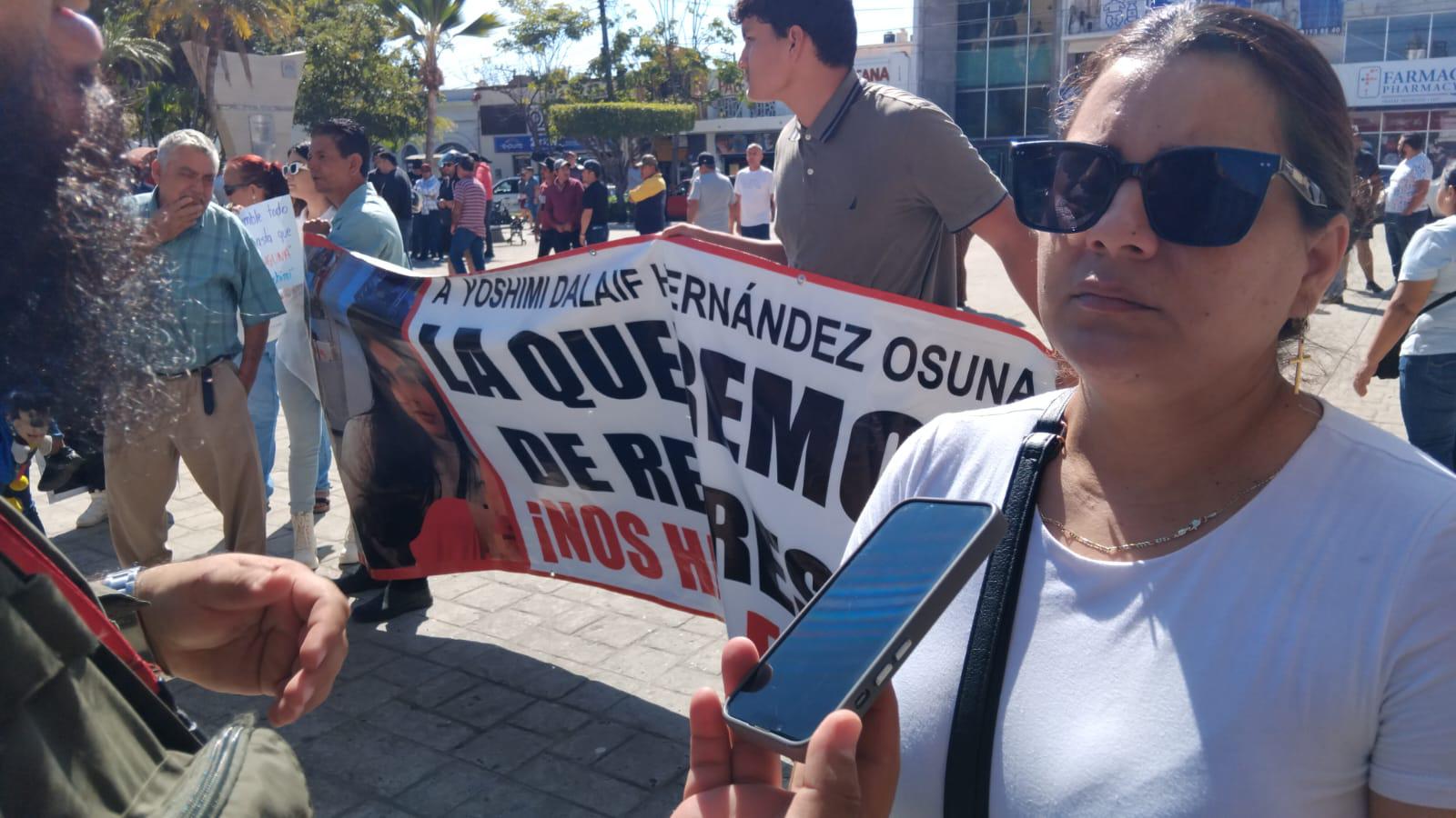 $!Protestan frente al Palacio Municipal de Mazatlán para pedir la localización de Yoshimi Dalaif y su esposo