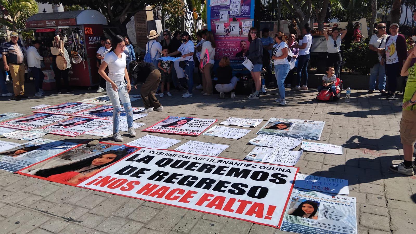 $!Protestan frente al Palacio Municipal de Mazatlán para pedir la localización de Yoshimi Dalaif y su esposo
