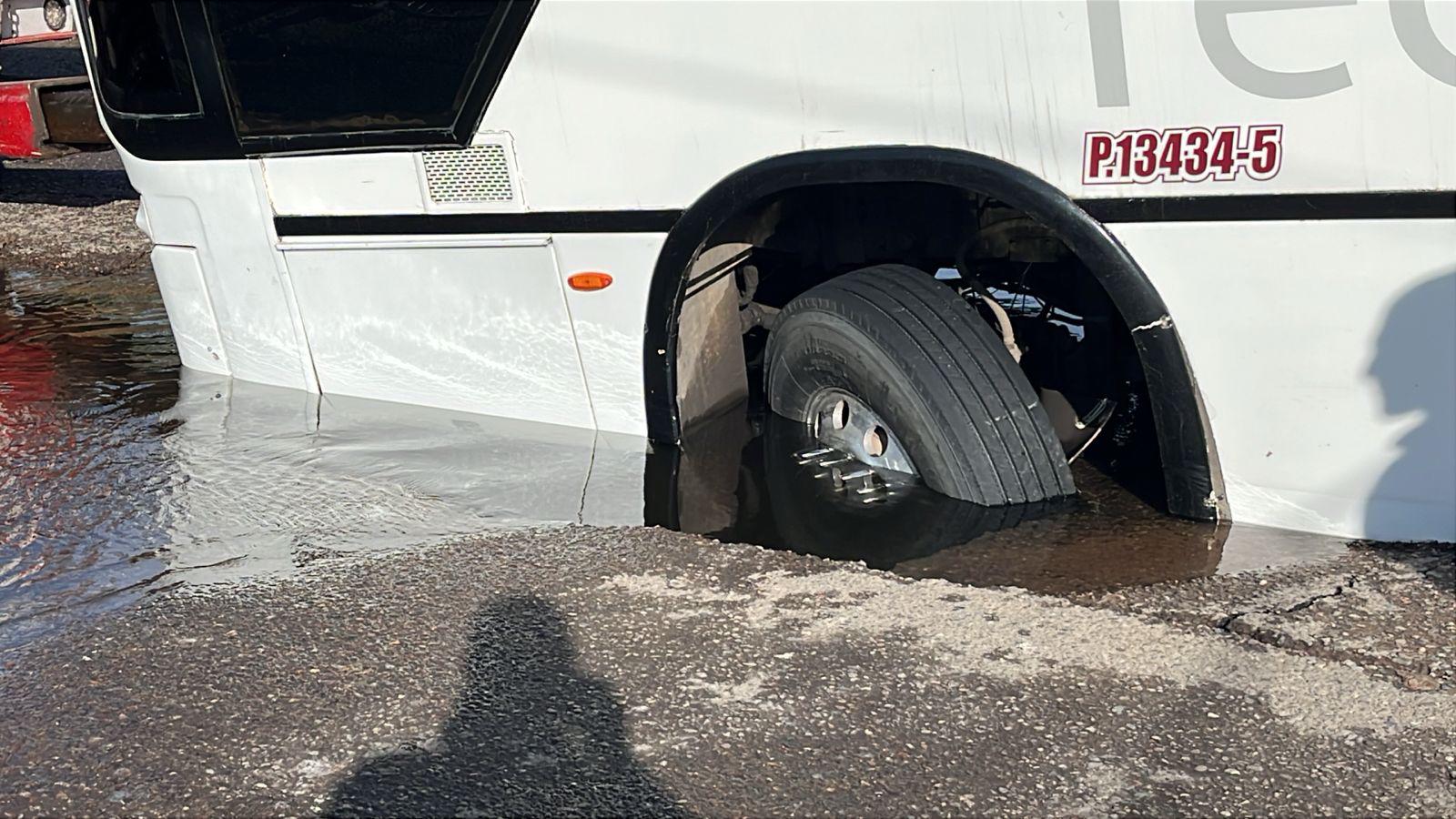 $!Camión urbano cae en socavón en la colonia Infonavit Humaya; no hubo personas lesionadas