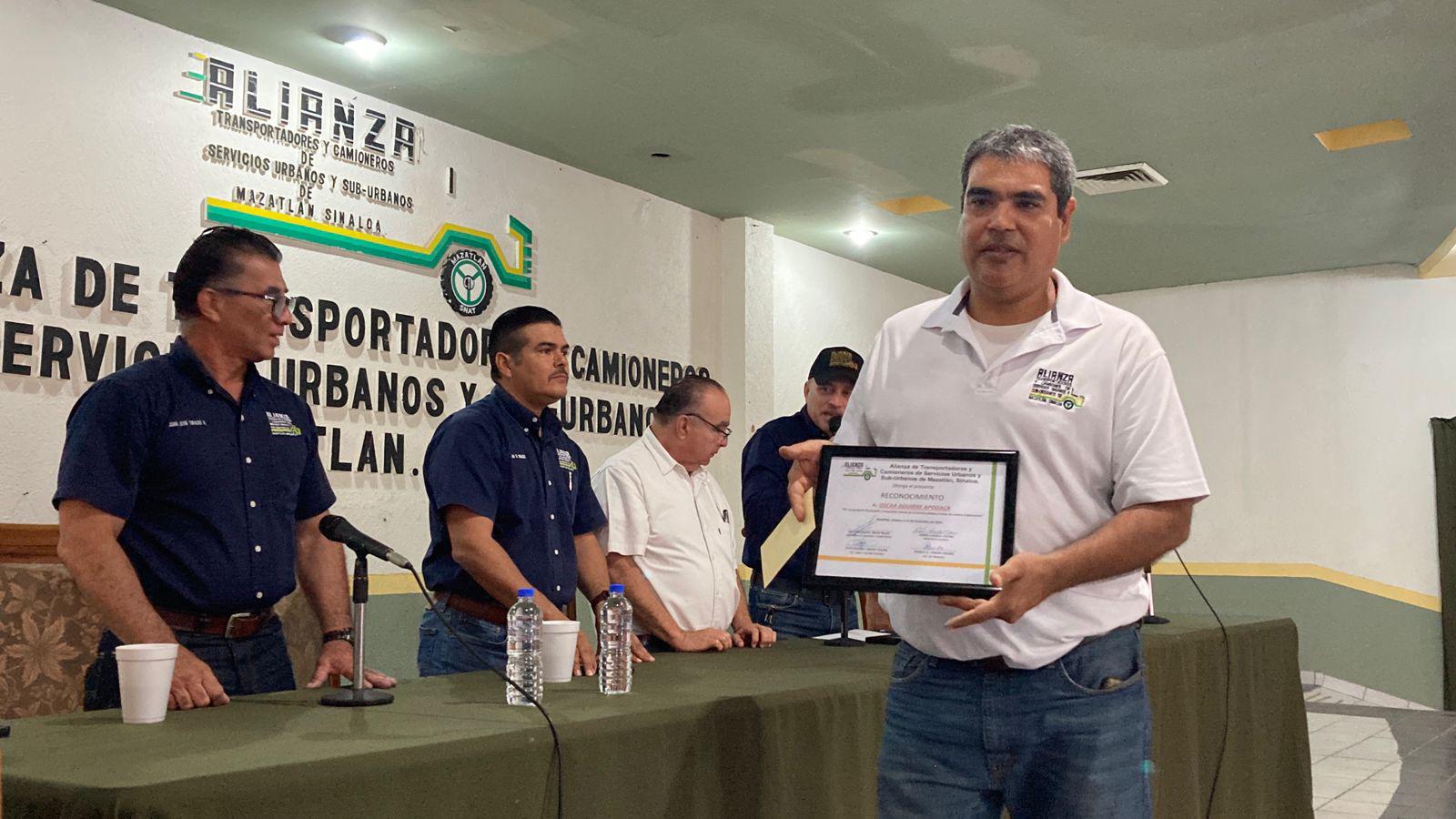 $!Reconoce Alianza de Camiones de Mazatlán a conductores ejemplares