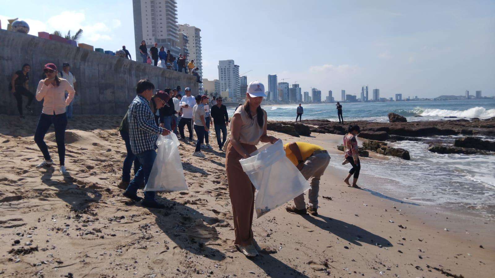 $!Dan banderazo de inicio de Jornada de Limpieza de Playas en Mazatlán como parte del Día Mundial del Ambiente