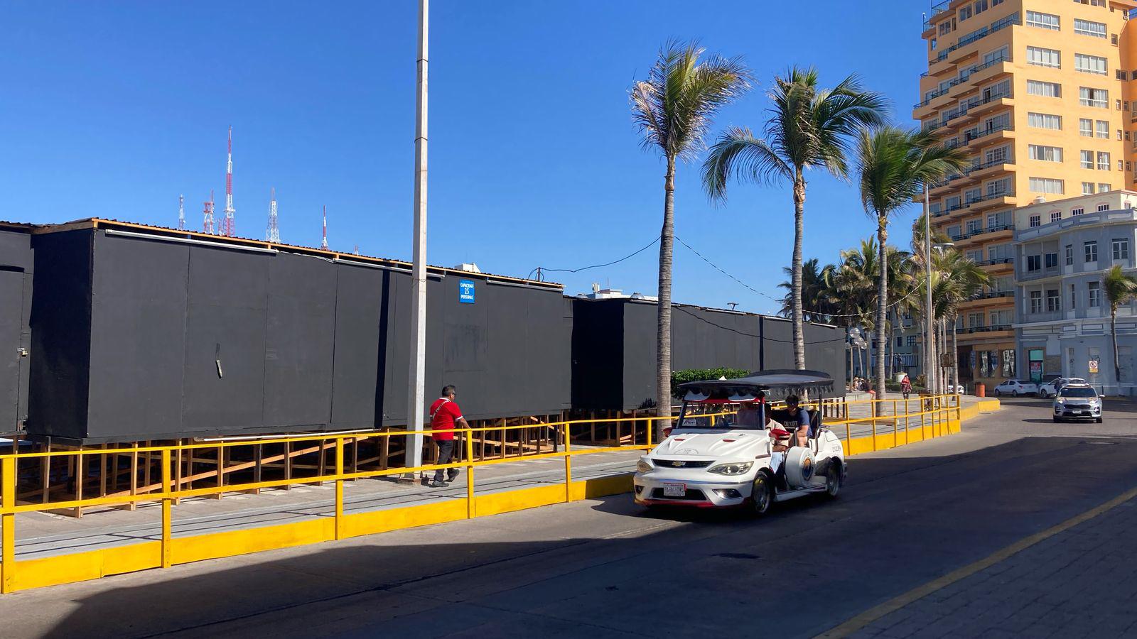 $!Avanzan preparativos del Carnaval de Mazatlán; colocan templetes y baños en zona turística