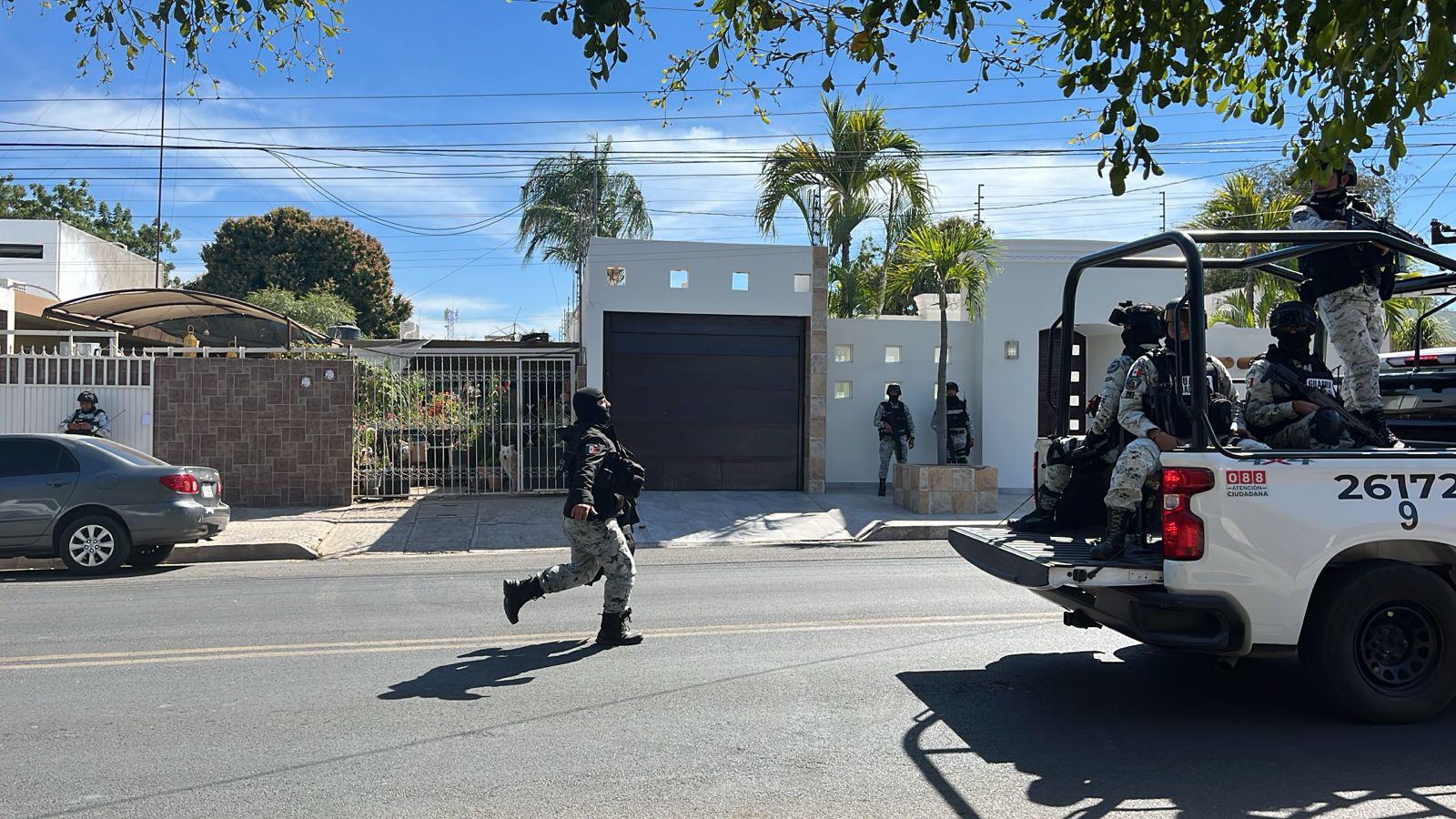 $!Elementos de la Guardia Nacional resguardan un domicilio en la colonia Miguel Hidalgo, en Culiacán