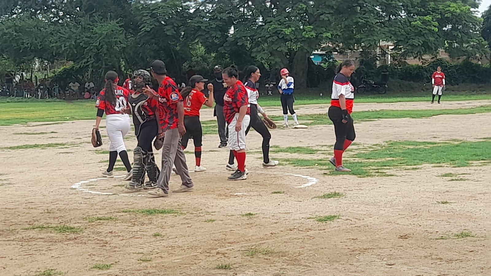 $!Rojas de Villa Unión pegan primero en final de Softbol Femenil Río Presidio