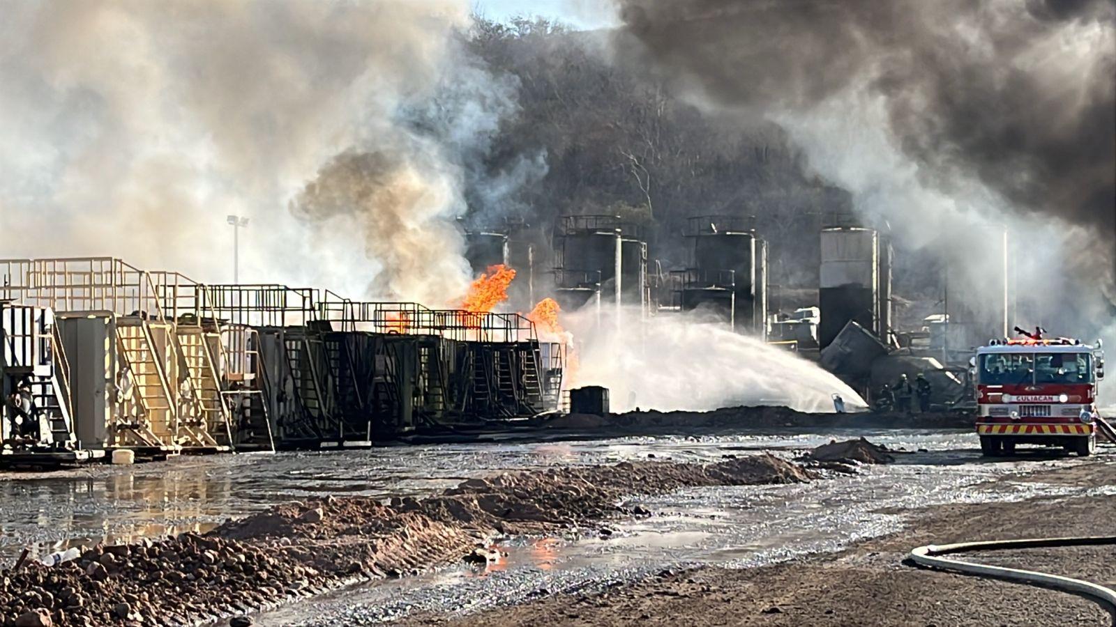 $!Incendio arrasa con contenedores en planta de diésel al sur de Culiacán