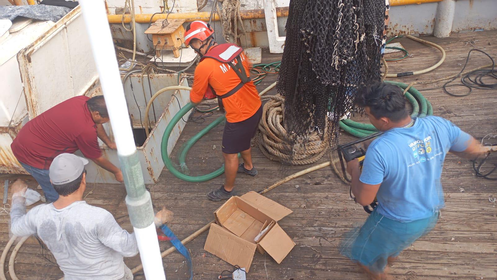 $!Evitan hundimiento de embarcación camaronera en Mazatlán