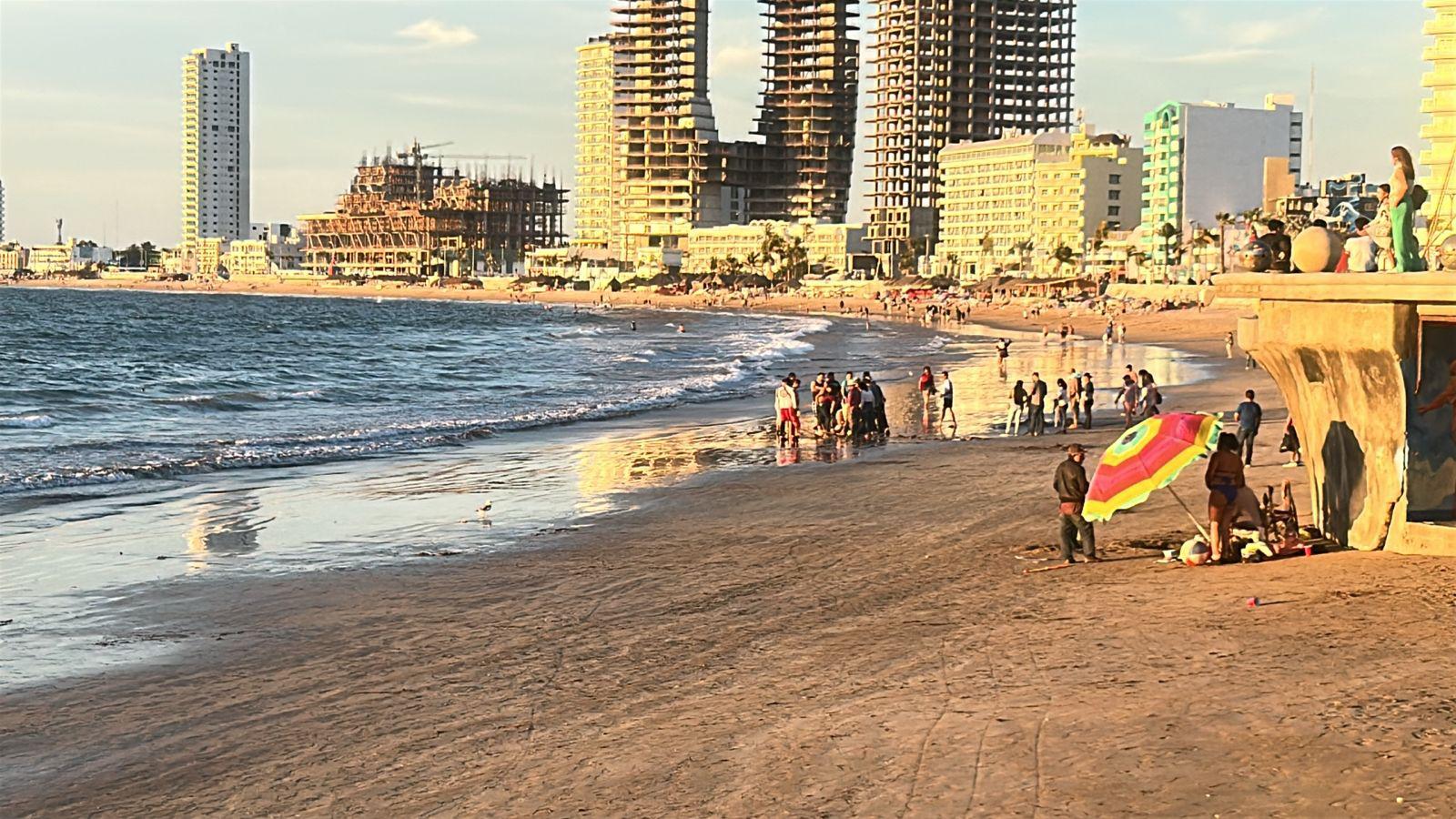 $!Salvavidas rescatan a bañista en las playas de Mazatlán